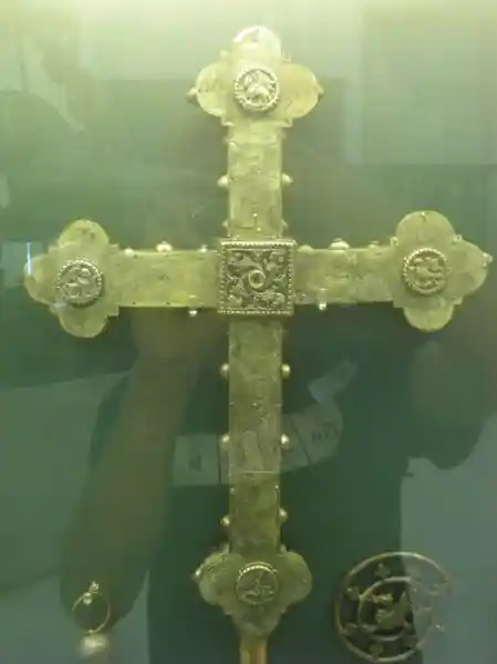 Cross buttony with a rounded swastika in the center